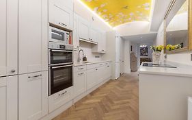 Stylish Kensington Courtyard Apartment